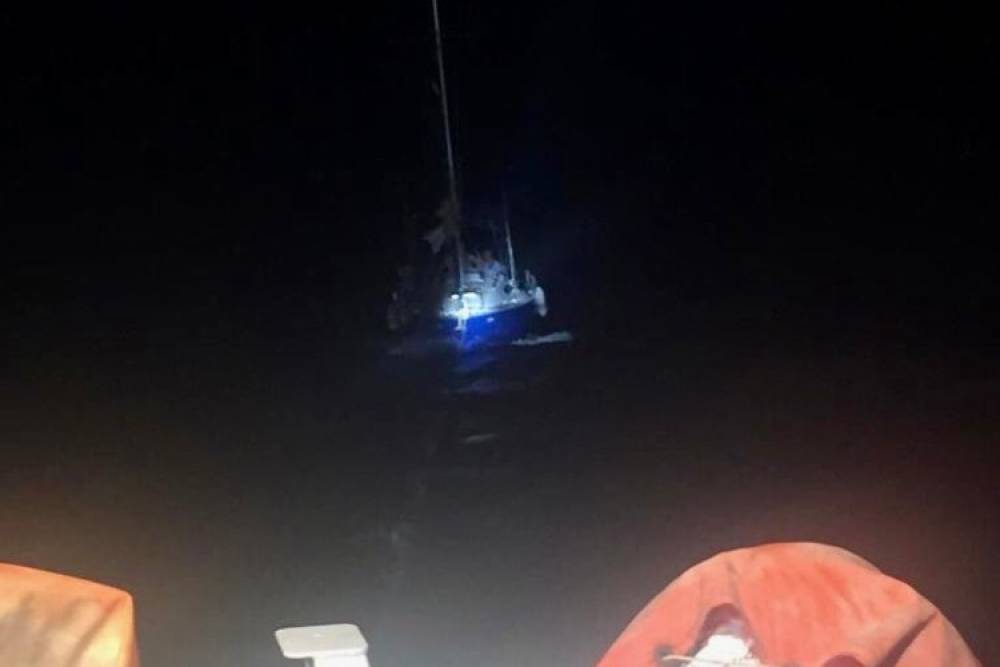 Muğla Bodrum açıklarında sürüklenen tekneyi KEGM kurtardı