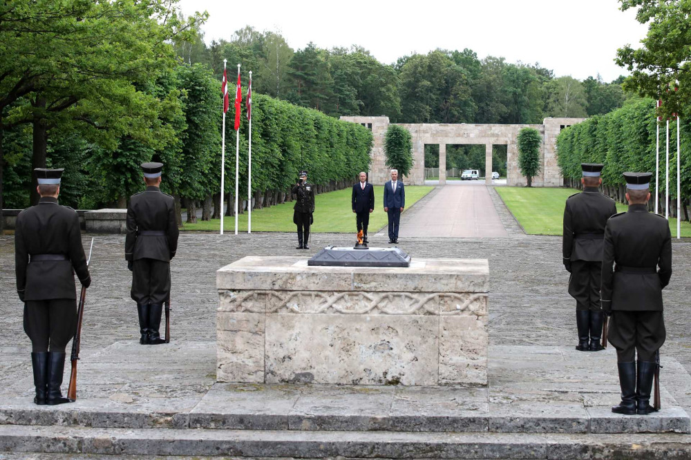 Bakan Akar, Letonya’da 'Kahramanlar Mezarlığı'nı ziyaret etti