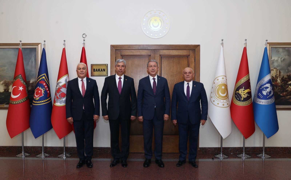 Bakan Akar, Türkiye Emekli Astsubaylar Derneği Başkanı Dürgen ile bir araya geldi