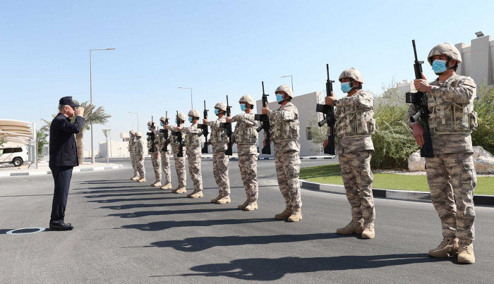 Millî Savunma Bakanı Hulusi Akar, Katar’da görevli Mehmetçiklerle buluştu